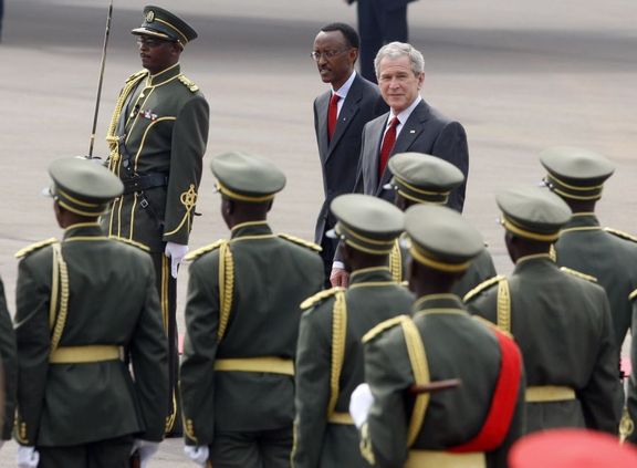 Rwandský prezident Paul Kagame v doprovodu tehdejší hlavy USA George Bushe mladšího.
