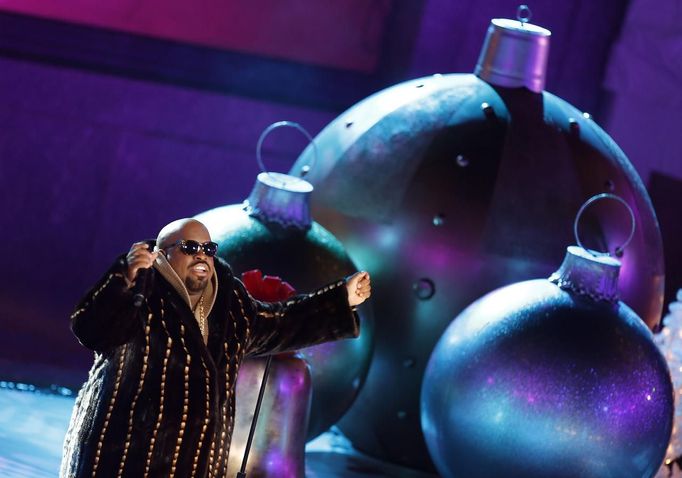 Singer Cee Lo Green performs during the 80th Annual Rockefeller Center Christmas Tree Lighting Ceremony in New York, November 28, 2012. REUTERS/Carlo Allegri (UNITED STATES - Tags: SOCIETY ENTERTAINMENT) Published: Lis. 29, 2012, 12:35 dop.