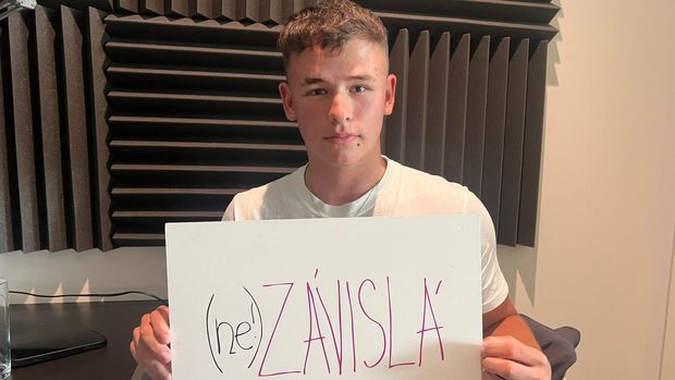 Táta ho trápil, před jeho zraky znásilnil mámu. Ale Viktorův život nabral lepší směr
