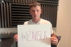 Táta ho trápil, před jeho zraky znásilnil mámu. Ale Viktorův život nabral lepší směr