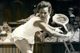 V dubnu 1976 ji na pouhé dva týdny vystřídala doposud jediná Australanka na ženském tenisovém trůnu: Evonne Fay Goolagongová-Cawleyová.