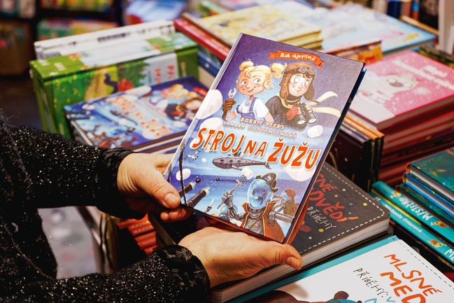 Stroj na žužu – Bobbie Peers, ilustrace Sandra Steffensenová