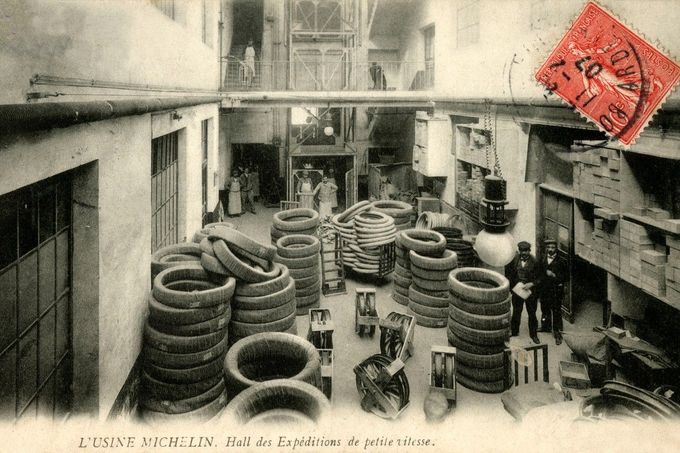 Skladiště Michelin pneumatik. Rok 1907. Fotografie z historie francouzské společnosti Michelin, která patří k předním výrobcům pneumatik ve světě.