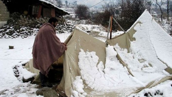 Tři miliony lidí přišly kvůli zemětřesení v Kašmíru o střechu nad hlavou. Musí bydlet ve stanech nebo provizorních přístřeších