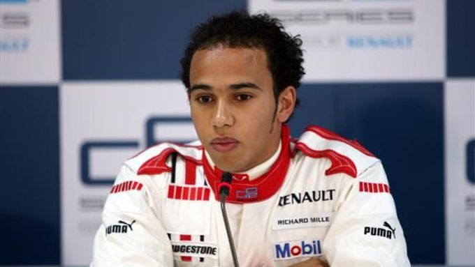 Britský pilot Lewis Hamilton na tiskové konference po jednom z vítězných závodů série GP2.