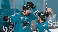 NHL 2020/21, San Jose - Vegas: Tomáš Hertl slaví svůj gól s přihrávajícím Rudolfsem Balcersem