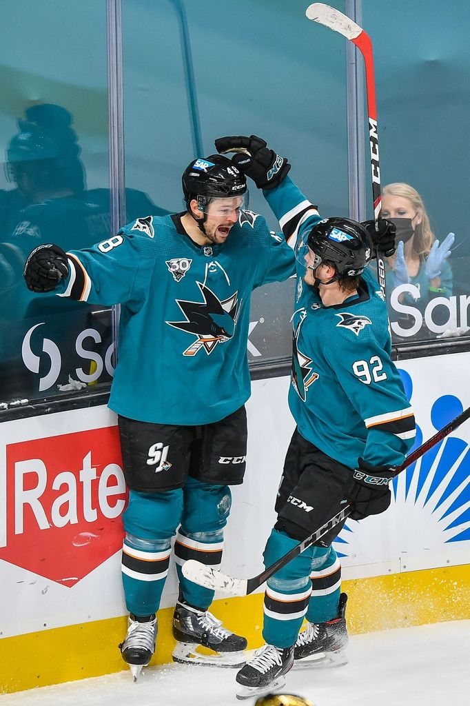 NHL 2020/21, San Jose - Vegas: Tomáš Hertl slaví svůj gól s přihrávajícím Rudolfsem Balcersem.