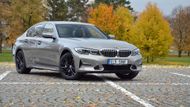 BMW 330e je tak hybridní alternativou k benzinové 330i a naftové 330d. Cenově přitom vychází podobně jako zmíněný naftový šestiválec 30d.