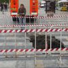 V centru Ostravy se do země propadlo hasičské auto