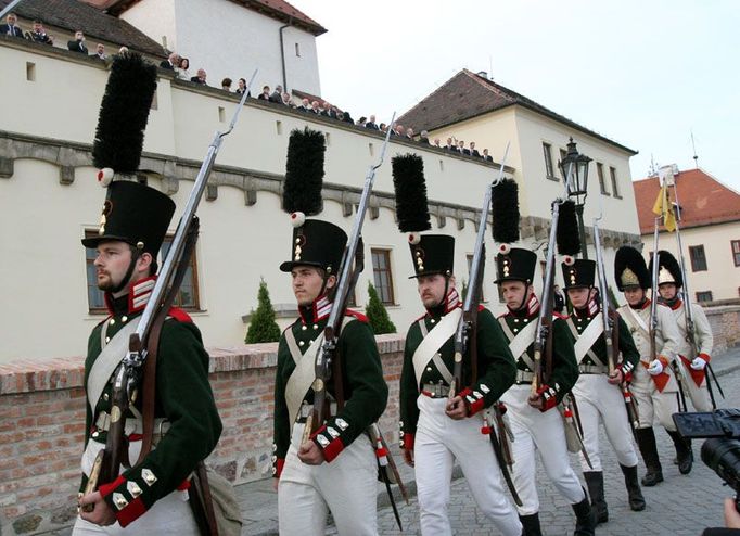 Vojáci v historických uniformách měli prezidentům připomenout, že Švédové, kteří hrad obléhali právě v tomto ročním období, jej nakonec nikdy nedobili.