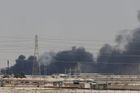 Útoky dronem na největší ropné pole světa v Saúdské Arábii snížily těžbu o polovinu