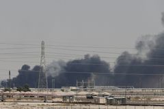 Útoky dronem na největší ropné pole světa v Saúdské Arábii snížily těžbu o polovinu