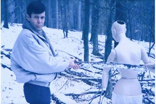 Policejní rekonstrukce vraždy Vladislavy Maříkové. Jozef Slovák na policejní figuríně demonstruje úder do těla oběti.