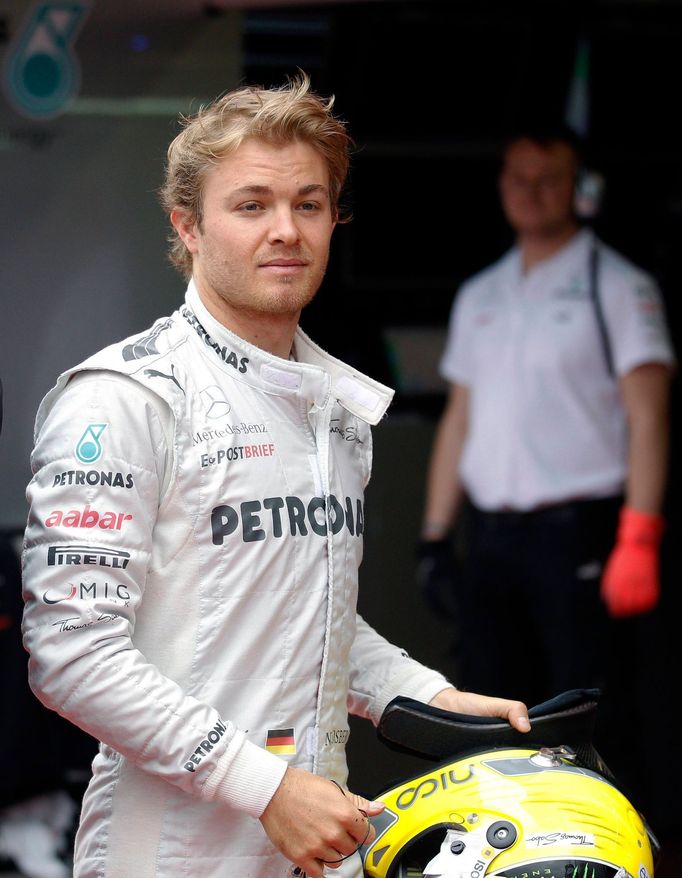 Nico Rosberg sleduje průběh testování v Mugellu.