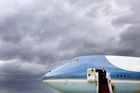 Prezident Barack Obama vystupuje ze speciálu Air Force One na letecké základně v Novém Mexiku (2009).