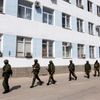 Rusové v neoznačených uniformách obsazují ukrajinské námořní velitelství v Sevastopolu