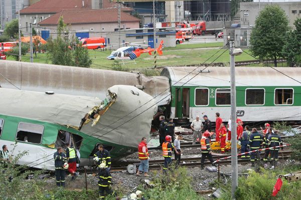 Expres narazil u Studénky do mostu