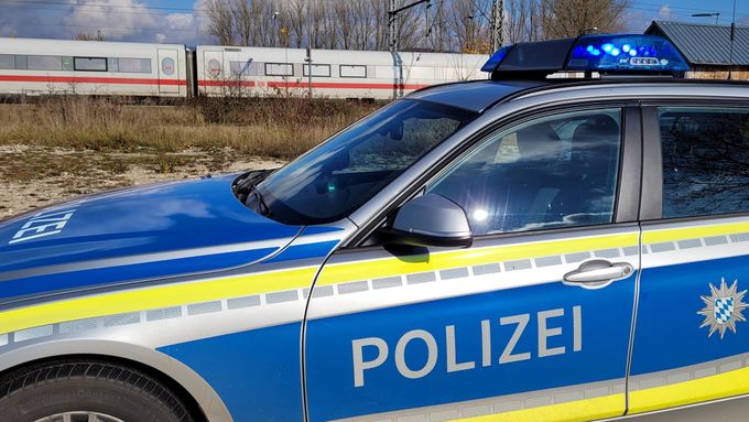 Policie zasahuje u vlaku, v němž došlo k útoku Syřana nožem.