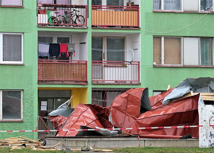 Střecha přitom dopadla údajně jen 5 metrů od muže, který šel okolo domu.