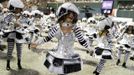 Revellers of Mocidade Independente samba school participate in the annual Carnival parade in Rio de Janeiro's Sambadrome, February 11, 2013. REUTERS/Pilar Olivares (BRAZIL - Tags: SOCIETY) Published: Úno. 11, 2013, 6:12 dop.