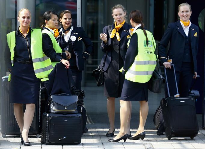 Member of Lufthansa's cabin crew union (UFO) attend a strike rally outside Munich Airport, September 4, 2012. Deutsche Lufthansa, Germany's biggest airline, cancelled hundreds of flights in Frankfurt, Berlin and Munich on Tuesday as cabin crew launched a second round of strikes in a row over pay and conditions. The strike action follows a walkout on Friday that left 26,000 passengers stranded and caused millions of euros in lost revenues. REUTERS/Michael Dalder (GERMANY - Tags: POLITICS BUSINESS EMPLOYMENT TRANSPORT CIVIL UNREST) Published: Zář. 4, 2012, 12:45 odp.