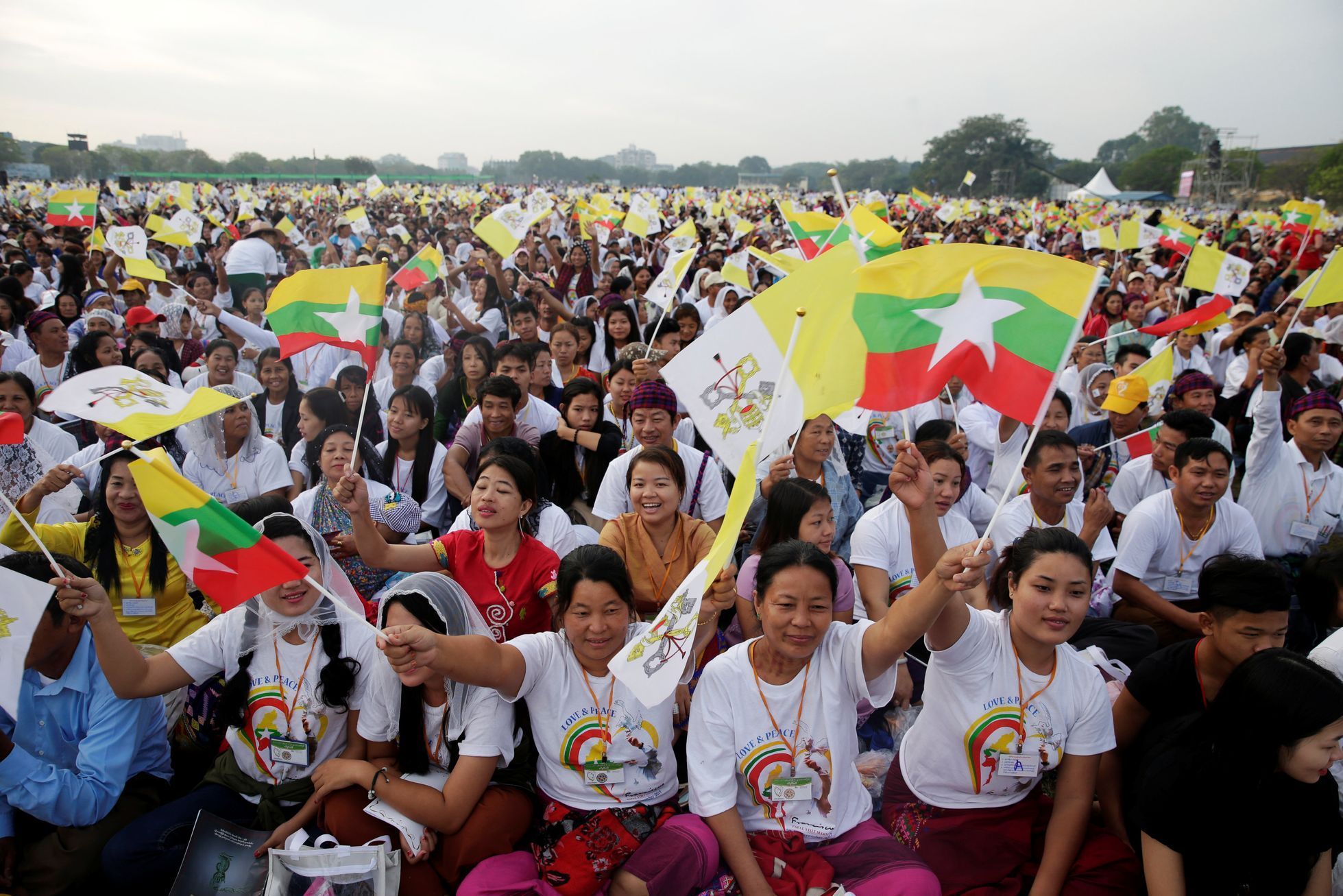Papež František věřící v Barmě