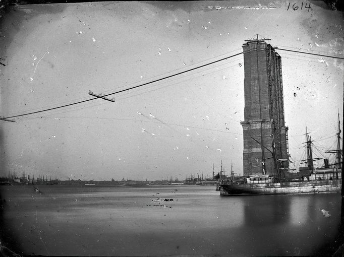 Fotografie pořízená během stavby Brooklynského mostu v New Yorku. Nedatováno