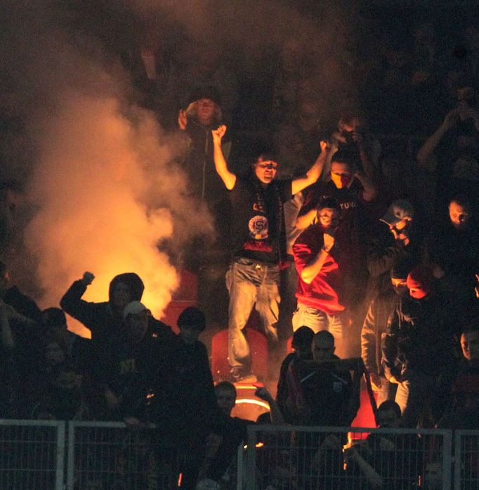 Fotbaloví fanoušci v utkání 9. kola Gambrinus ligy 2012/13 mezi Slávií a Spartou Praha.