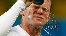 England's Wayne Rooney splashes water on himself during their 2014 World Cup Group D soccer match agaionst Italy at the Amazonia arena in Manaus June 14, 2014. REUTERS/Da