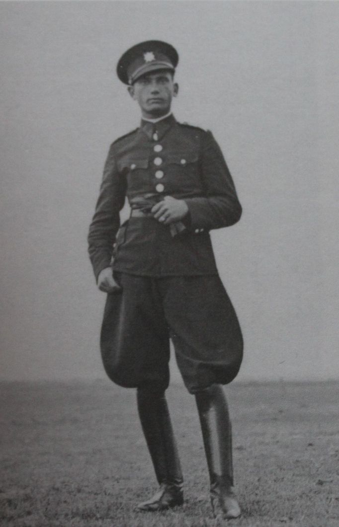 Kadet Anton Petrák v jezdeckých botách, rok 1934.