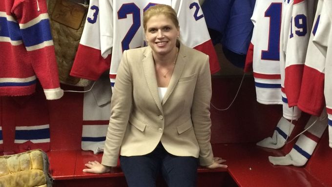 Darina Vymětalíková v replice šatny týmu Montreal Canadiens, jež se nachází v hokejové síni slávy v Torontu.