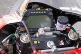 Také jezdci superbiků mají k dispozici základní informace na displeji mezi kapotou a řidítky.