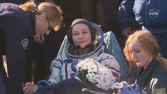 Loď Sojuz s ruskými filmaři přistála v Kazachstánu. Rodí se první film ze skutečného vesmíru