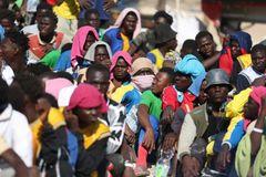 Na Lampedusu dorazilo za pár dní 10 tisíc migrantů. Místní mluví o apokalypse