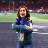 Herečka Elizabeth Claire Kemperová na Super Bowlu LIII