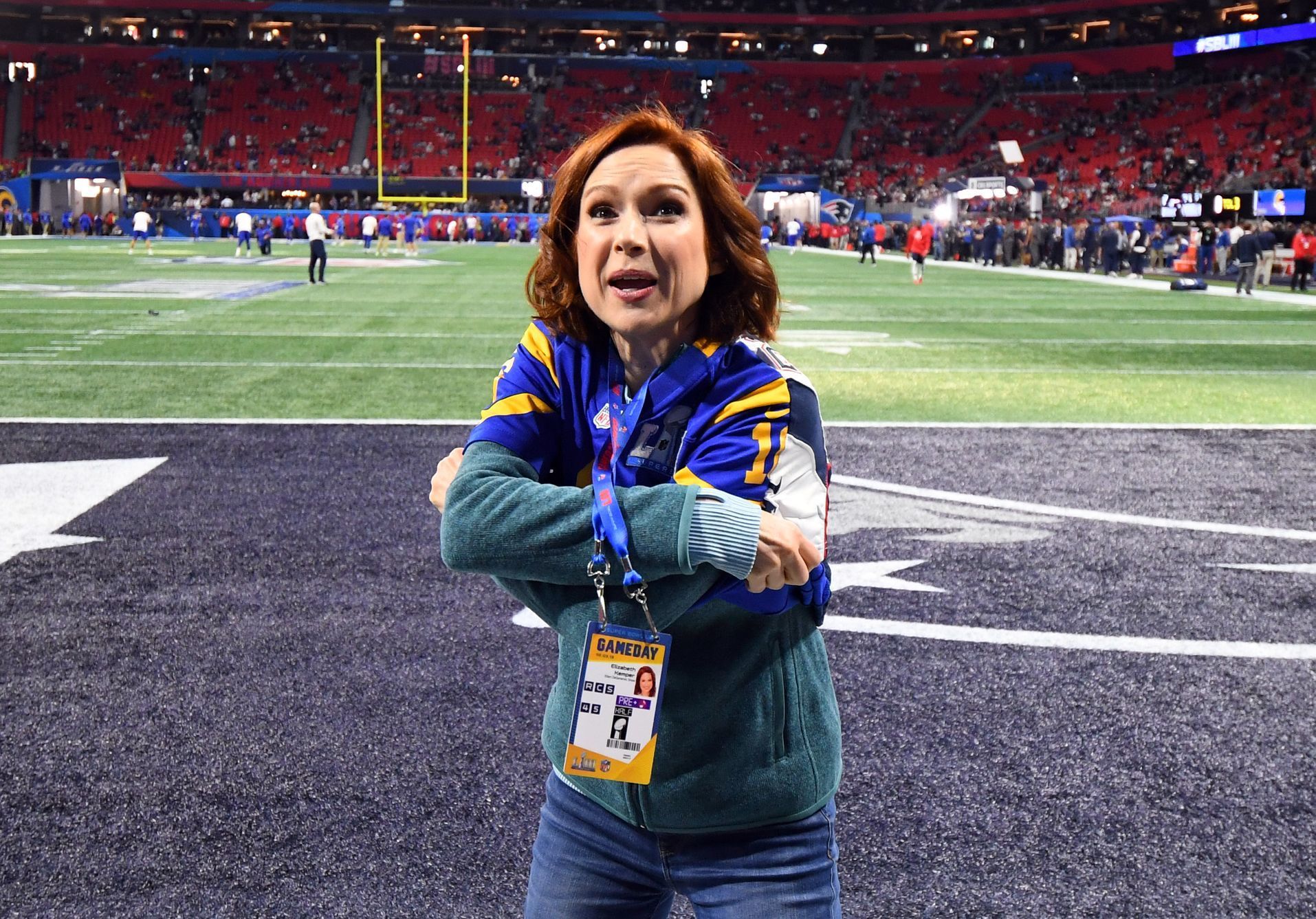 Herečka Elizabeth Claire Kemperová na Super Bowlu LIII