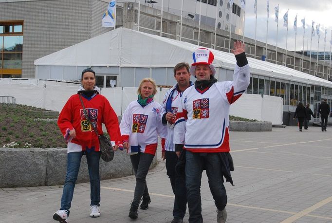 Čeští fanoušci ve Stockholmu před a při zápase českého výběru proti domácím Švédům.