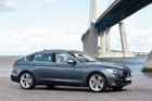 BMW 5 GT se stalo obětí nomenklaturních změn německé automobilky. Praktický, i když designově kontroverzní liftback, je podle nového značení jediným zástupcem řady 6. Nástupce se tak jmenuje 6 GT, zatímco kupé a kabriolet se letos začnou prodávat jako řada 8.