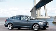 BMW 5 GT se stalo obětí nomenklaturních změn německé automobilky. Praktický, i když designově kontroverzní liftback, je podle nového značení jediným zástupcem řady 6. Nástupce se tak jmenuje 6 GT, zatímco kupé a kabriolet se letos začnou prodávat jako řada 8.