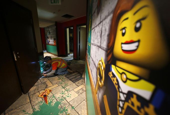 A craftsman works in the hallway as construction continues in North America's first ever Lego Hotel being built at Legoland in Carlsbad, California January 17, 2013. The three-story, 250-room Hotel will open on April 5. REUTERS/Mike Blake (UNITED STATES - Tags: SOCIETY TRAVEL) Published: Led. 17, 2013, 10:24 odp.