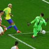 Neymar a Dominik Livakovič ve čtvrtfinále MS 2022 Chorvatsko - Brazílie
