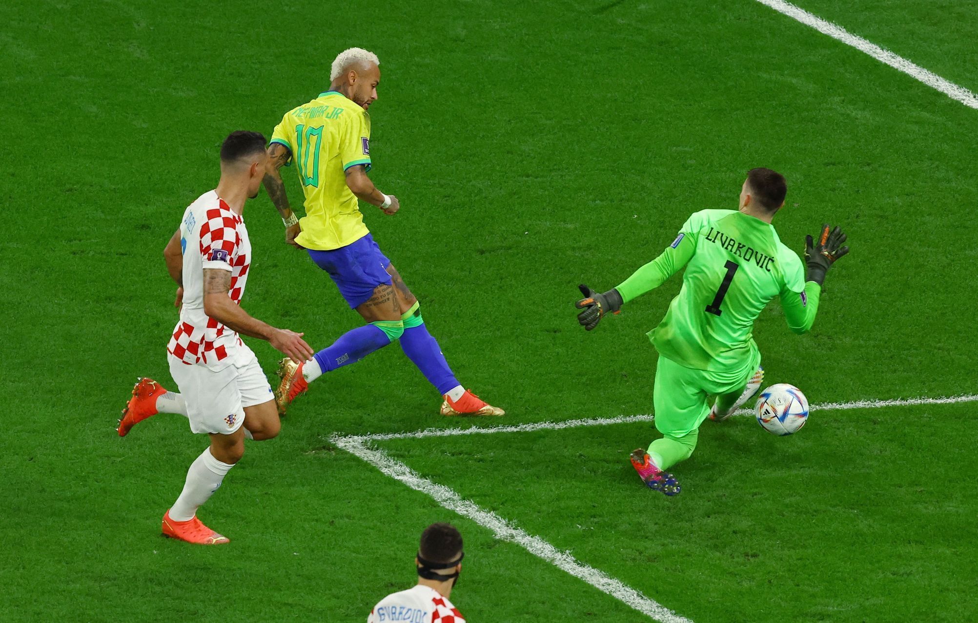 Neymar a Dominik Livakovič ve čtvrtfinále MS 2022 Chorvatsko - Brazílie