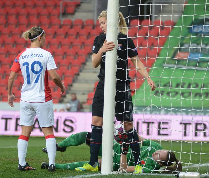 LM, Slavia-Lyon::  Petra Divišová (19) a brankářka Barbora Votíková