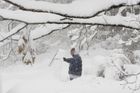 Chlapec se snaží odhrabat přístupovou cestu k domu na washingtonském předměstí Takoma Park.