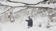 Chlapec se snaží odhrabat přístupovou cestu k domu na washingtonském předměstí Takoma Park.