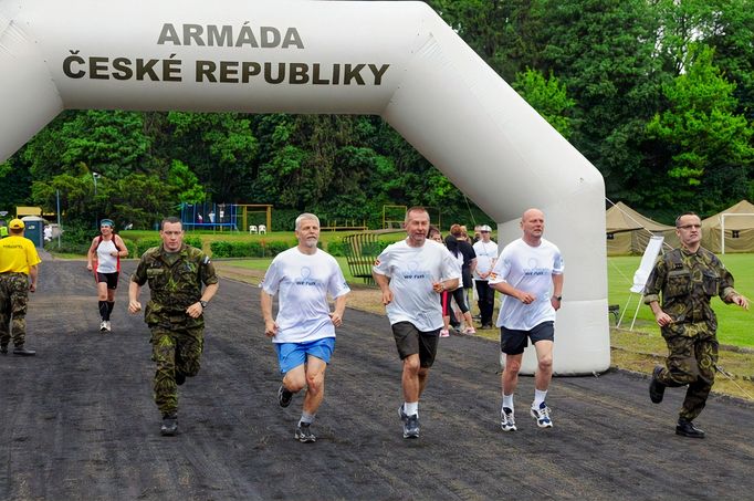 Petr Pavel zahájili první ročník dvacetičtyřhodinového charitativního běhu družstev s názvem „You Dream We Run“ v roce 2013.