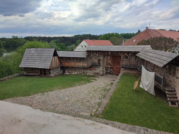 Na nádvoří malebné tvrze Malešov dojde k vyvrcholení děje. Jak dopadne, však prozradit nesmíme.