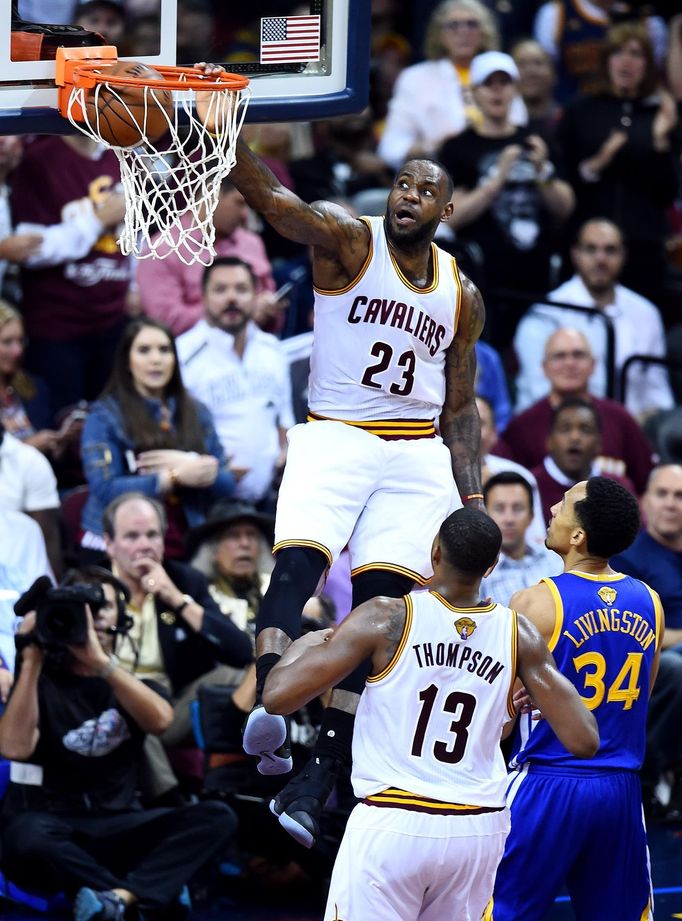 LeBron James (23) z Clevelandu smečuje ve třetím finále NBA proti Golden State.