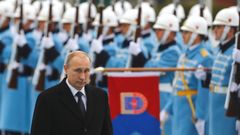 Ruský prezident Putin na uvítací ceremonii v Ankaře.