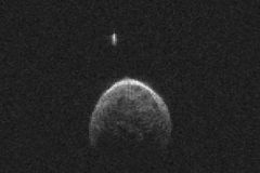 Asteroid, který v pondělí proletěl kolem Země, má souputníka